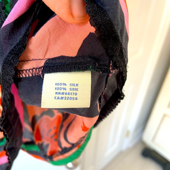 A 100 % silk blouse with a vintage flair. - Picture 4 of 4